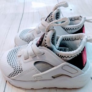 Nike Girls Huraches Size 4c